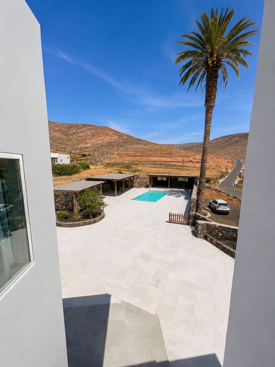 5 slaapkamer Villa te huur in Tabayesco met zwembad garage - € 3.900 (Ref: 9964889)