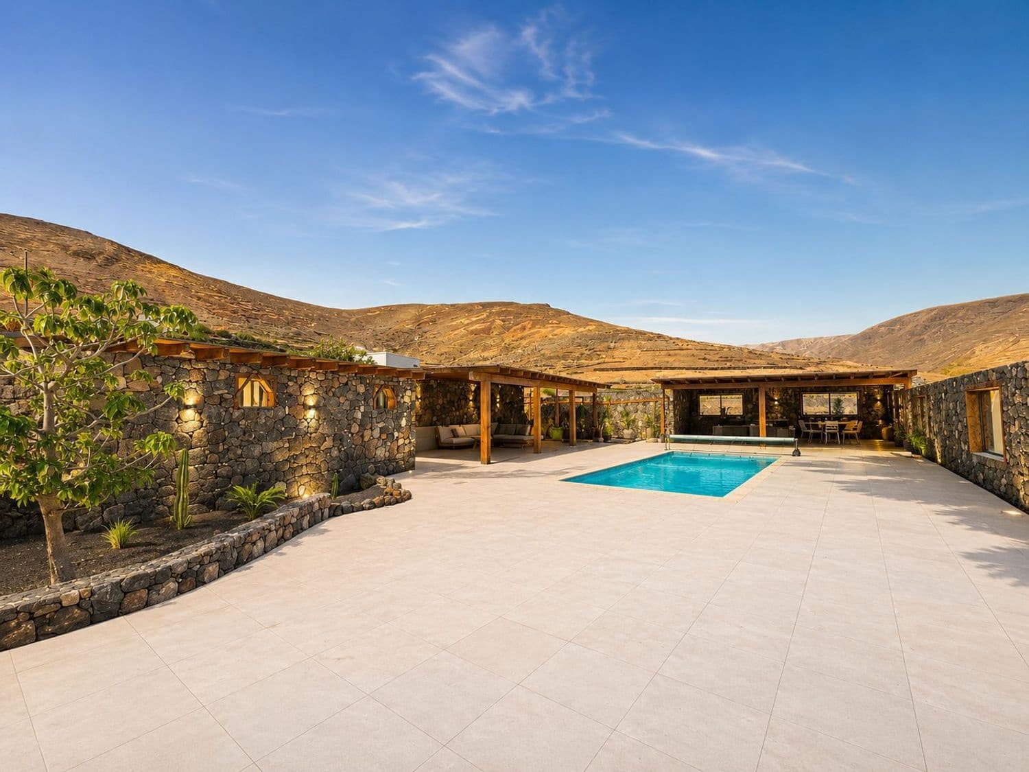 5 slaapkamer Villa te huur in Tabayesco met zwembad garage - € 3.900 (Ref: 9964889)