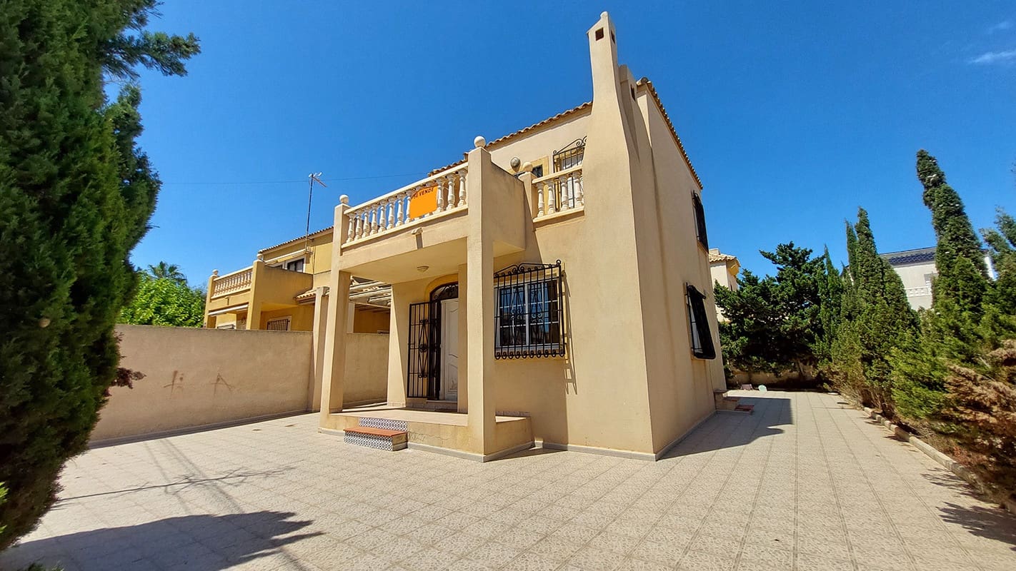 Chalet de 3 habitaciones en Torrevieja en venta con piscina garaje - 335.000 € (Ref: 9420028)