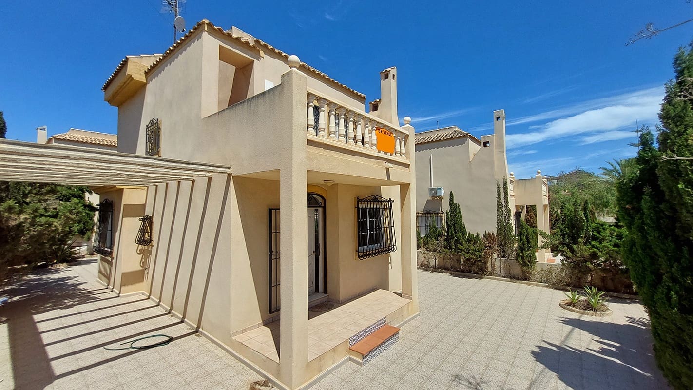 Chalet de 3 habitaciones en Torrevieja en venta con piscina garaje - 335.000 € (Ref: 9420028)