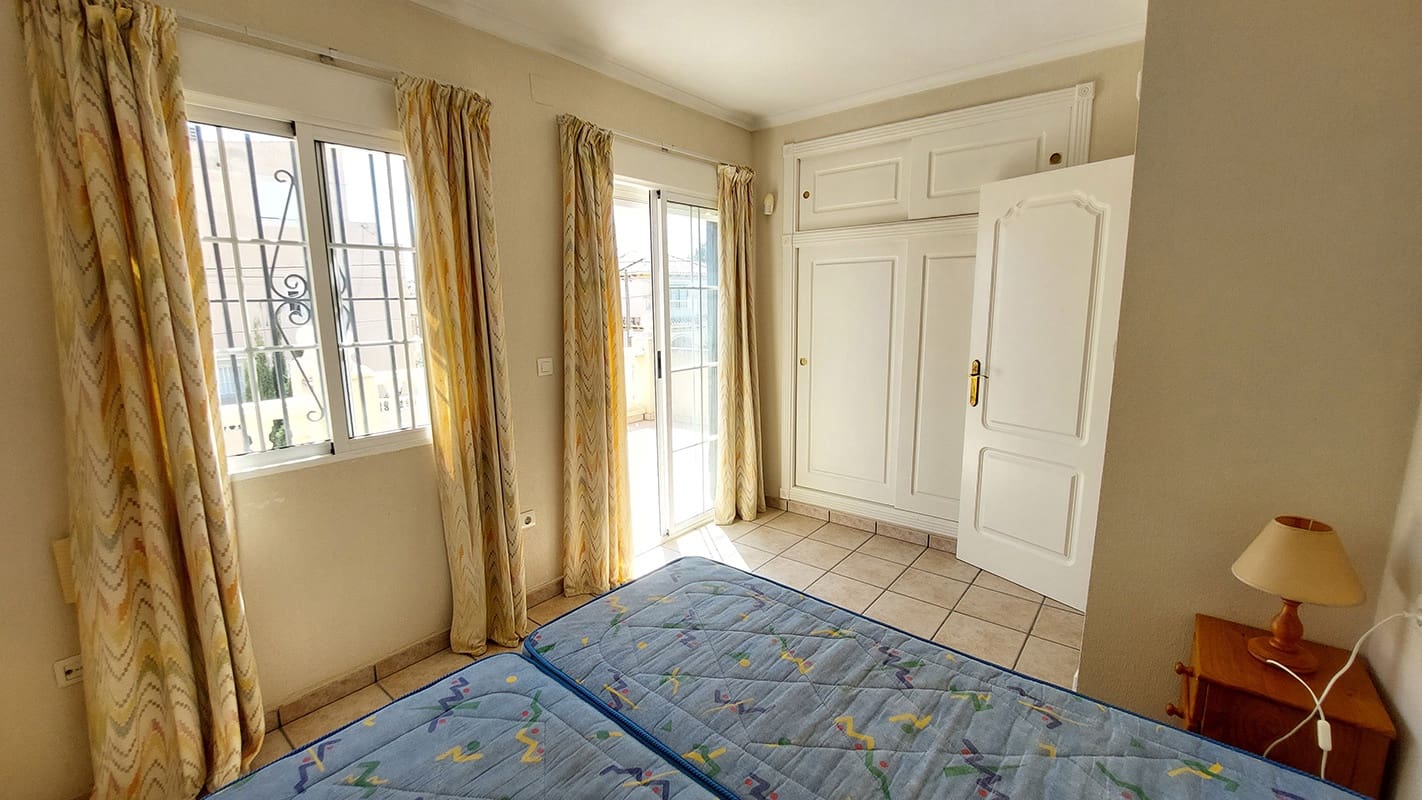 Chalet de 3 habitaciones en Torrevieja en venta con piscina garaje - 335.000 € (Ref: 9420028)