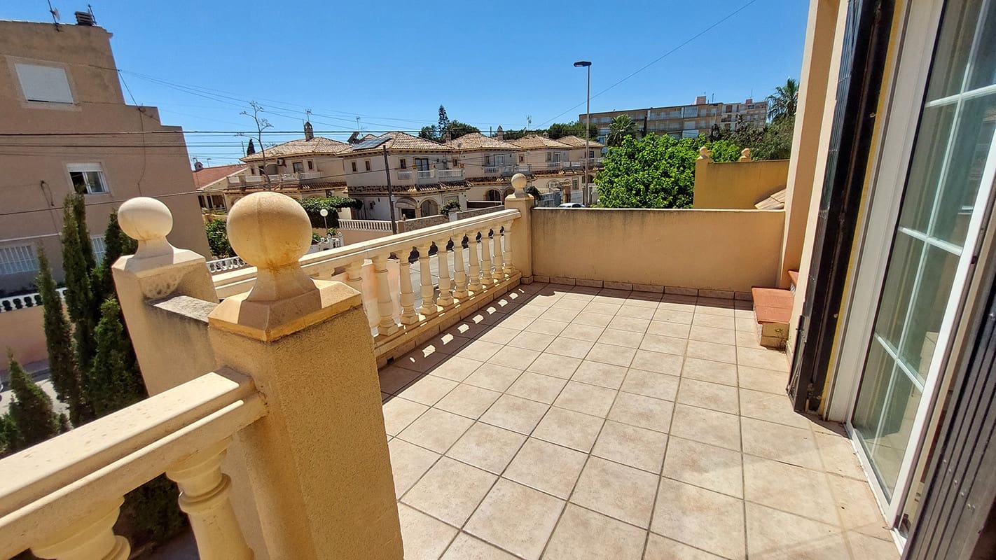 Chalet de 3 habitaciones en Torrevieja en venta con piscina garaje - 335.000 € (Ref: 9420028)
