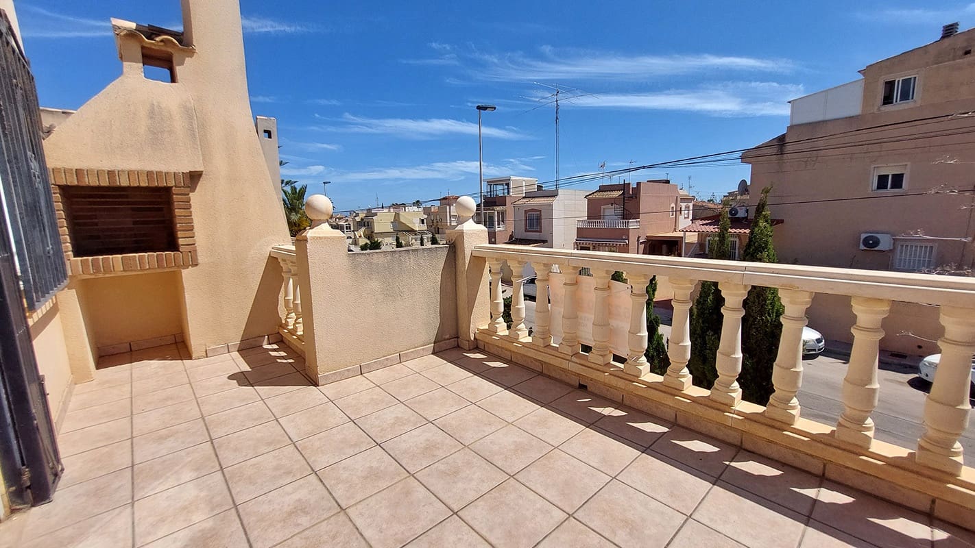 Chalet de 3 habitaciones en Torrevieja en venta con piscina garaje - 335.000 € (Ref: 9420028)