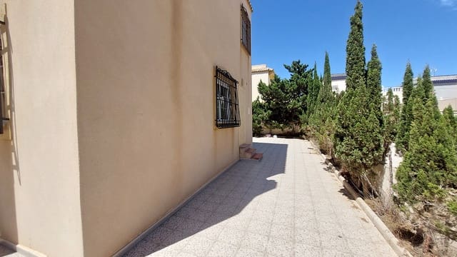 Chalet de 3 habitaciones en Torrevieja en venta con piscina garaje - 335.000 € (Ref: 9420028)