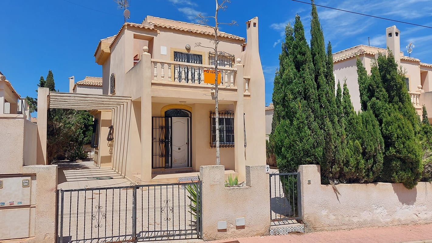Chalet de 3 habitaciones en Torrevieja en venta con piscina garaje - 335.000 € (Ref: 9420028)