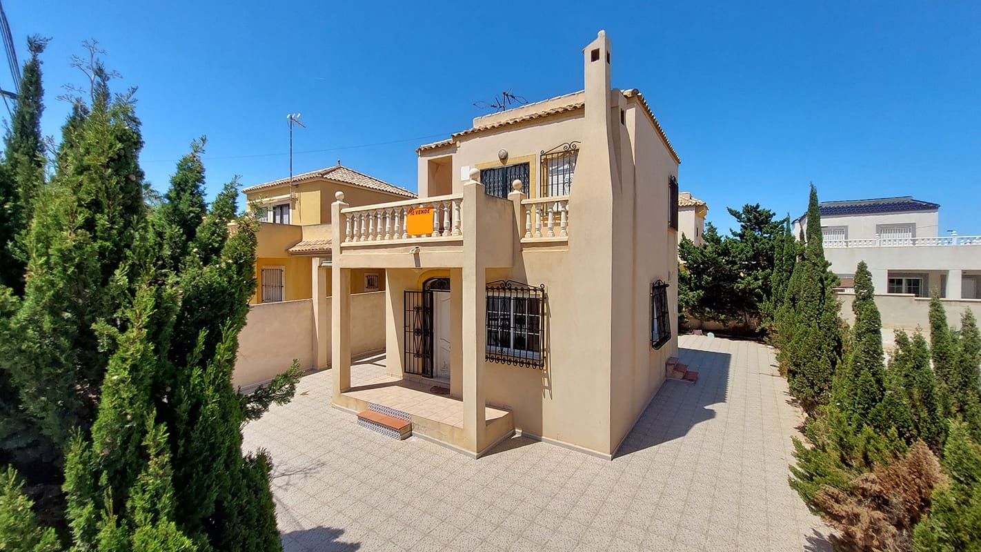 Chalet de 3 habitaciones en Torrevieja en venta con piscina garaje - 335.000 € (Ref: 9420028)