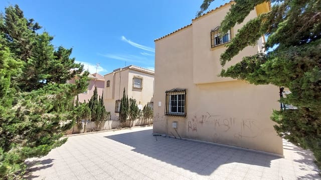 Chalet de 3 habitaciones en Torrevieja en venta con piscina garaje - 335.000 € (Ref: 9420028)