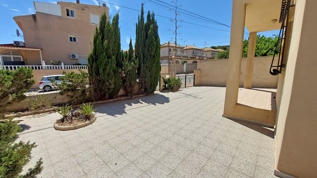 Chalet de 3 habitaciones en Torrevieja en venta con piscina garaje - 335.000 € (Ref: 9420028)