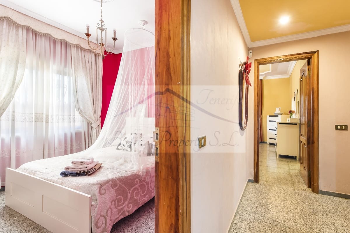 8 makuuhuone Huvila myytävänä paikassa Arona mukana uima-altaan - 1 125 000 € (Ref: 7500171)