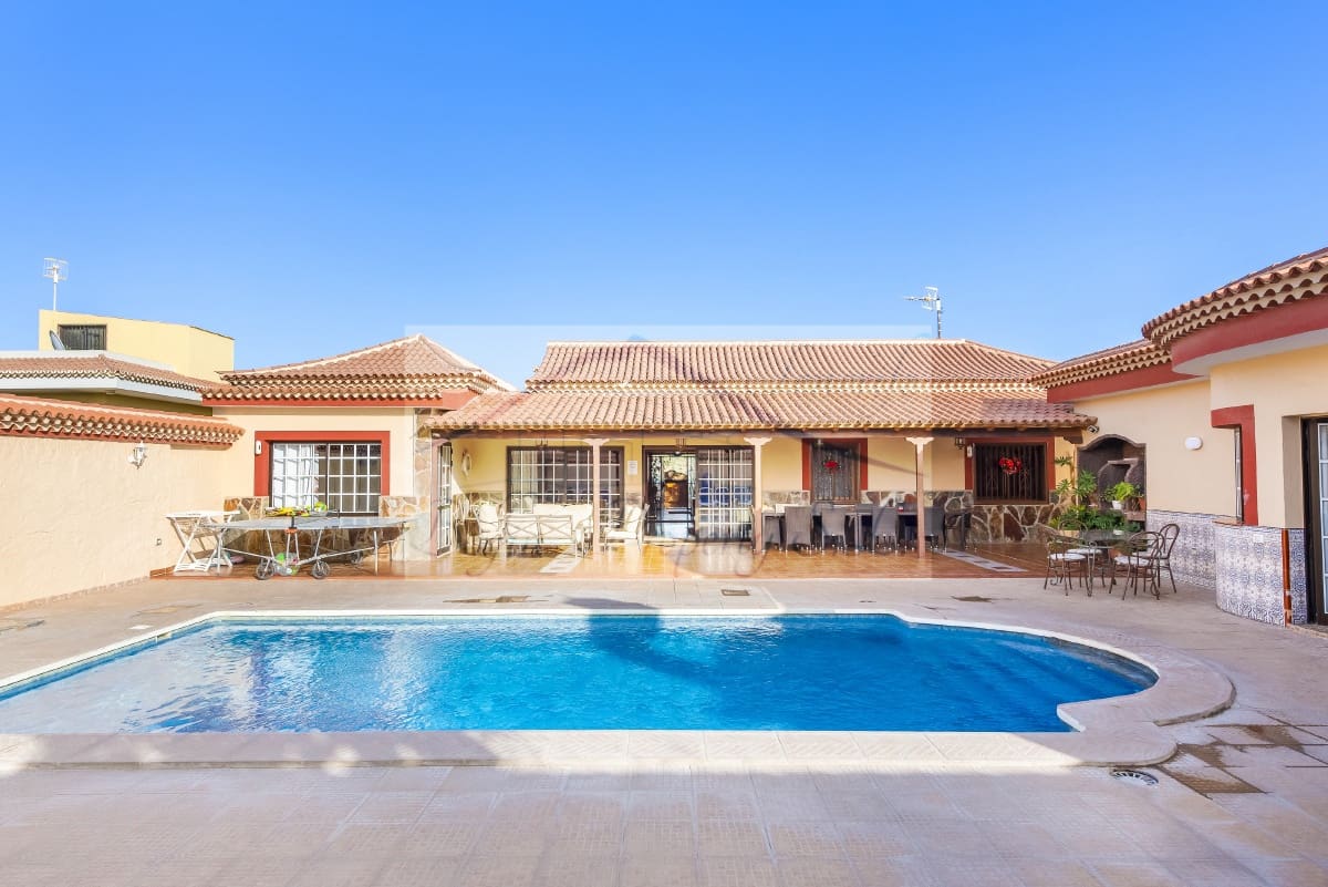 8 makuuhuone Huvila myytävänä paikassa Arona mukana uima-altaan - 1 125 000 € (Ref: 7500171)