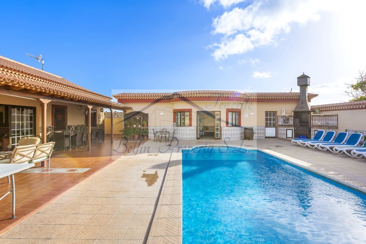 8 makuuhuone Huvila myytävänä paikassa Arona mukana uima-altaan - 1 125 000 € (Ref: 7500171)