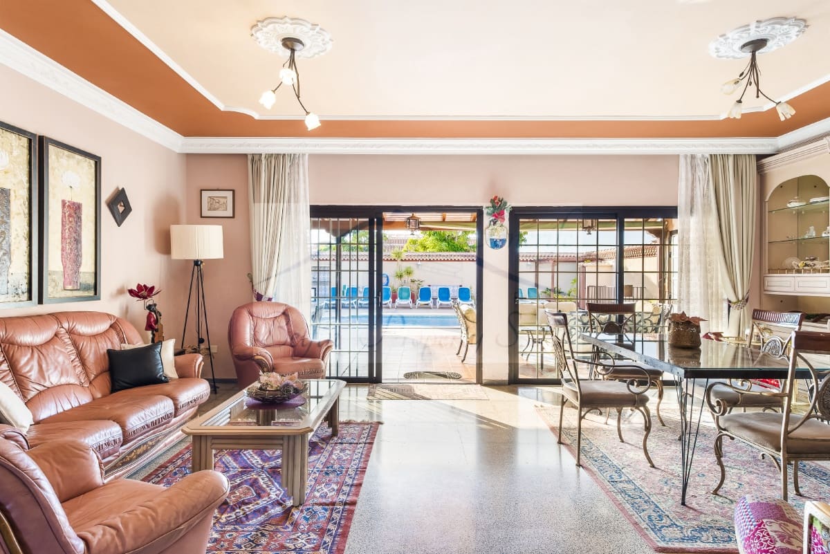 8 makuuhuone Huvila myytävänä paikassa Arona mukana uima-altaan - 1 125 000 € (Ref: 7500171)