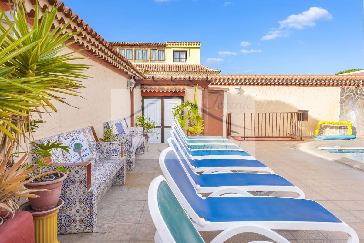 8 makuuhuone Huvila myytävänä paikassa Arona mukana uima-altaan - 1 125 000 € (Ref: 7500171)