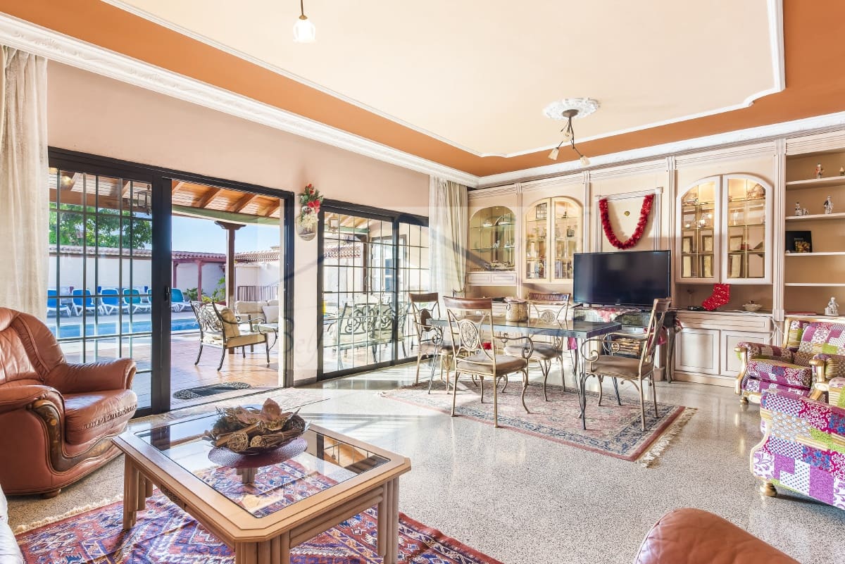 8 makuuhuone Huvila myytävänä paikassa Arona mukana uima-altaan - 1 125 000 € (Ref: 7500171)