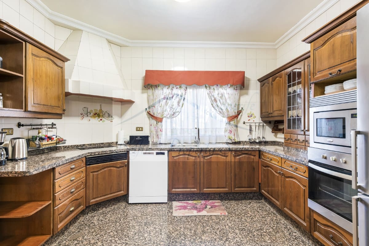 8 makuuhuone Huvila myytävänä paikassa Arona mukana uima-altaan - 1 125 000 € (Ref: 7500171)