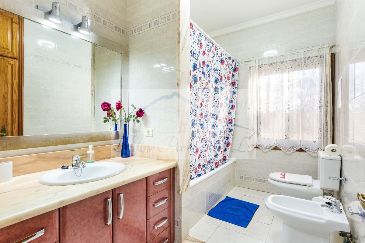 8 makuuhuone Huvila myytävänä paikassa Arona mukana uima-altaan - 1 125 000 € (Ref: 7500171)