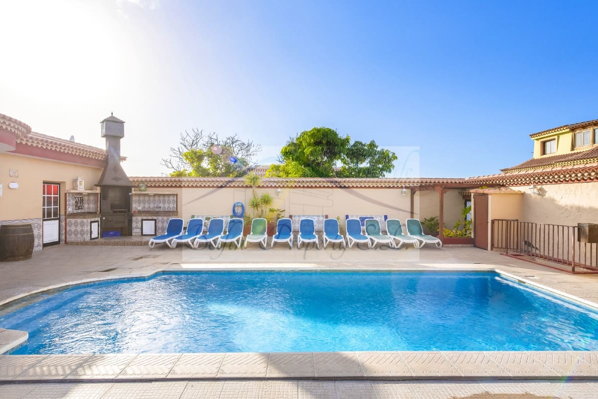 8 makuuhuone Huvila myytävänä paikassa Arona mukana uima-altaan - 1 125 000 € (Ref: 7500171)