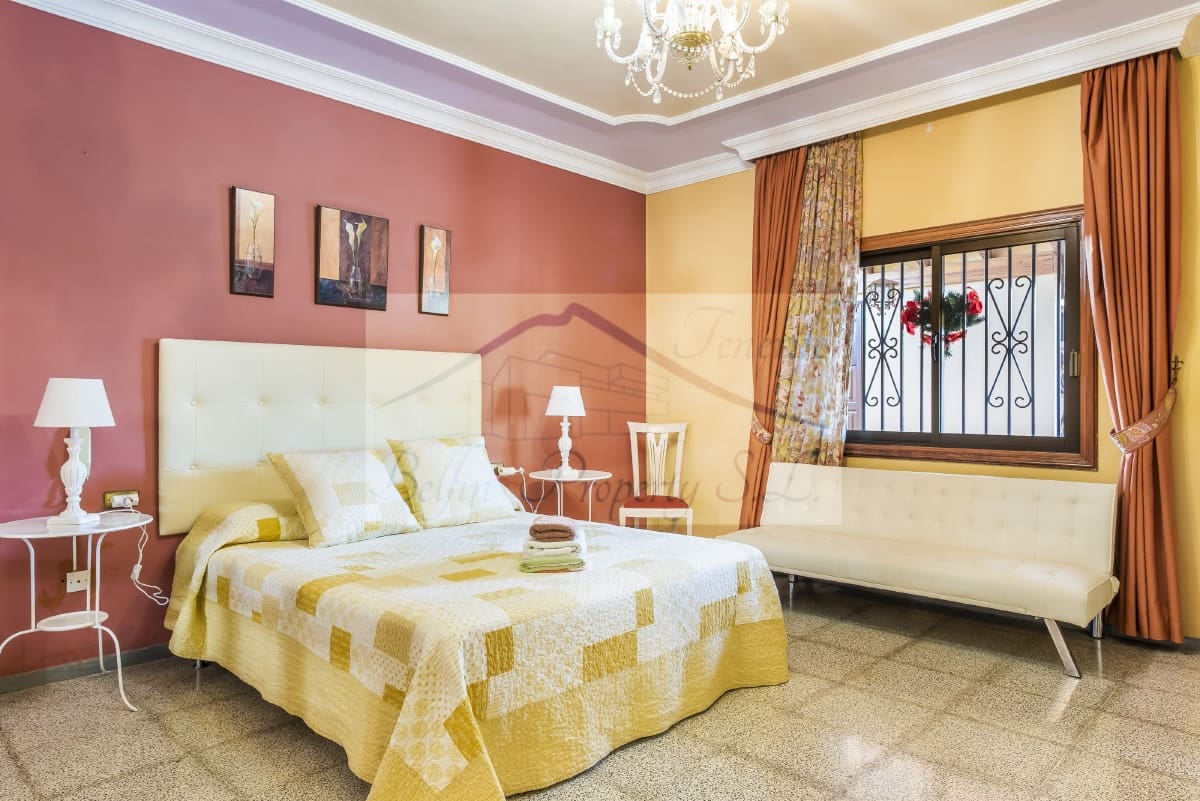 8 makuuhuone Huvila myytävänä paikassa Arona mukana uima-altaan - 1 125 000 € (Ref: 7500171)