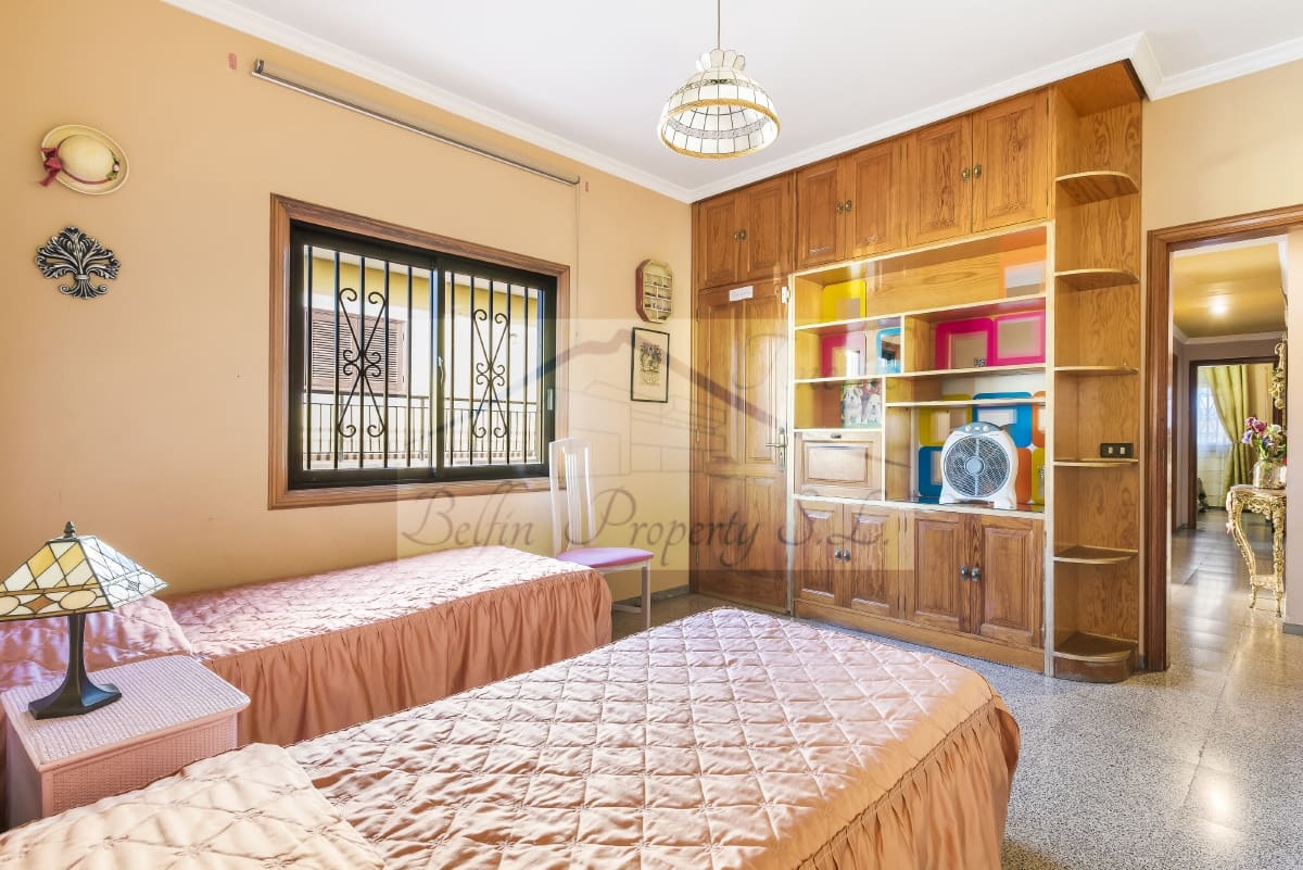 8 makuuhuone Huvila myytävänä paikassa Arona mukana uima-altaan - 1 125 000 € (Ref: 7500171)