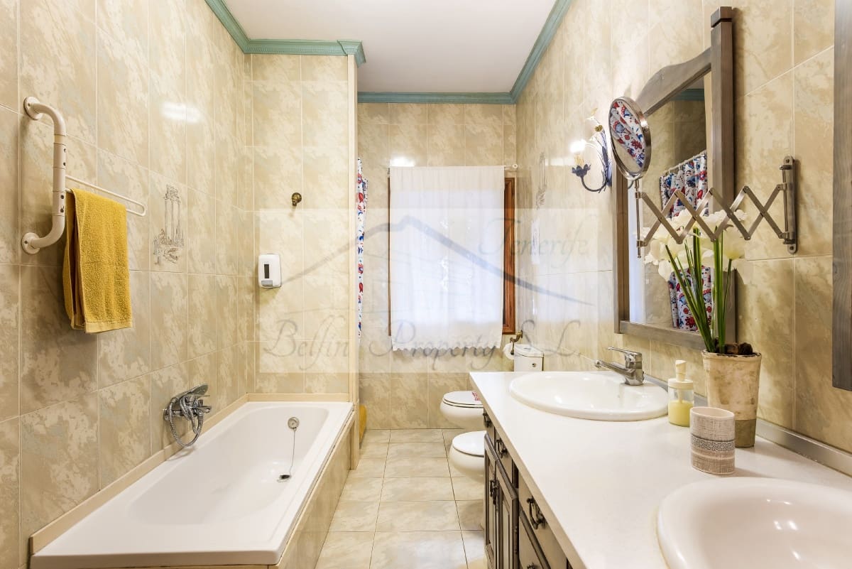 8 makuuhuone Huvila myytävänä paikassa Arona mukana uima-altaan - 1 125 000 € (Ref: 7500171)