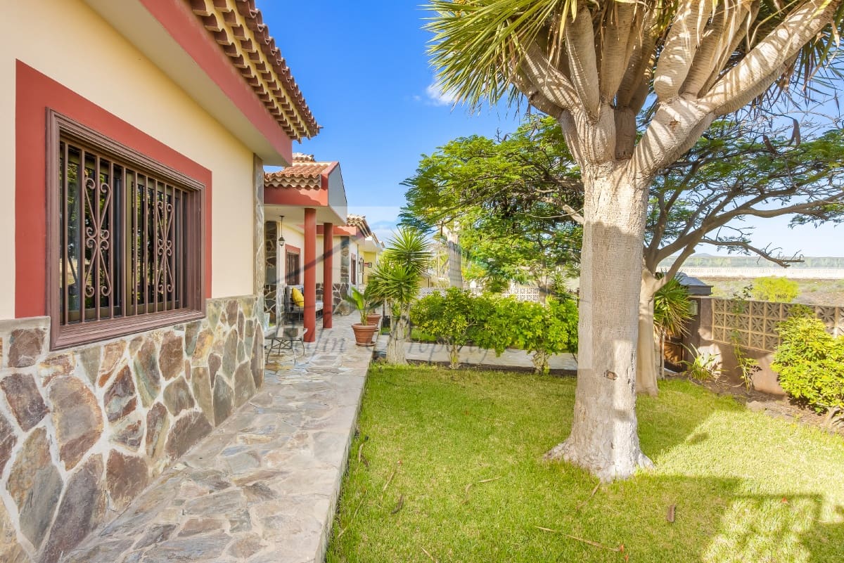 8 makuuhuone Huvila myytävänä paikassa Arona mukana uima-altaan - 1 125 000 € (Ref: 7500171)