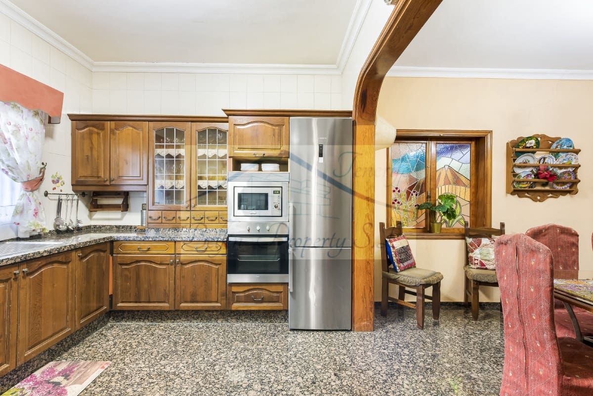 8 makuuhuone Huvila myytävänä paikassa Arona mukana uima-altaan - 1 125 000 € (Ref: 7500171)