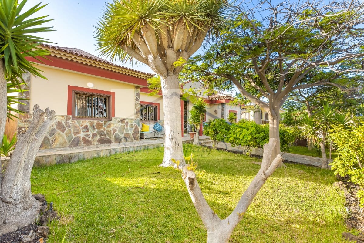 8 makuuhuone Huvila myytävänä paikassa Arona mukana uima-altaan - 1 125 000 € (Ref: 7500171)