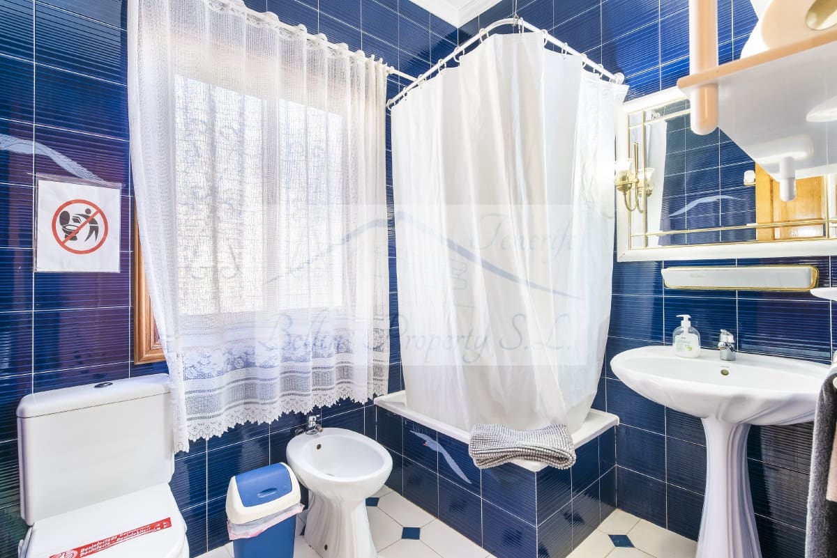 8 makuuhuone Huvila myytävänä paikassa Arona mukana uima-altaan - 1 125 000 € (Ref: 7500171)