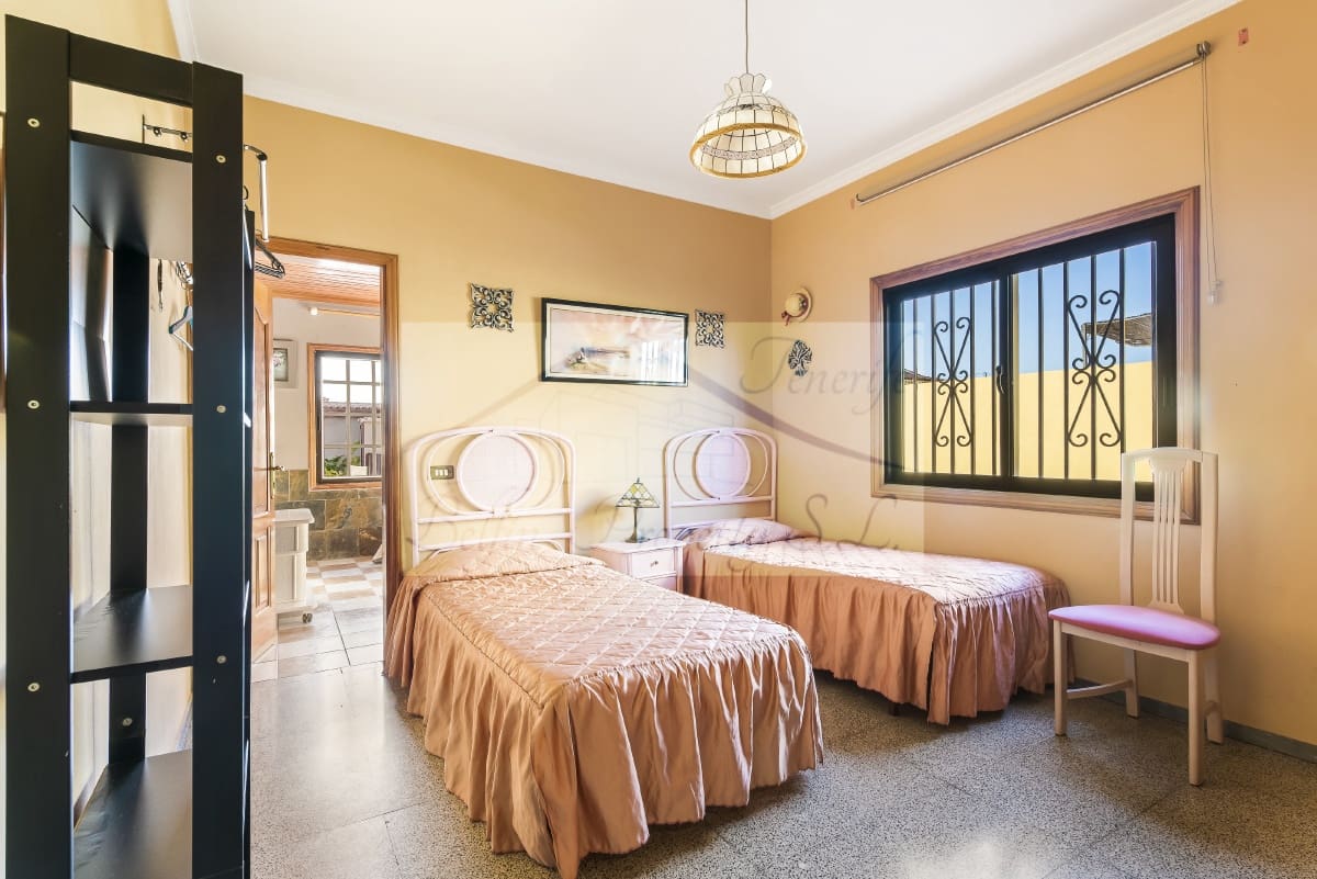 8 makuuhuone Huvila myytävänä paikassa Arona mukana uima-altaan - 1 125 000 € (Ref: 7500171)