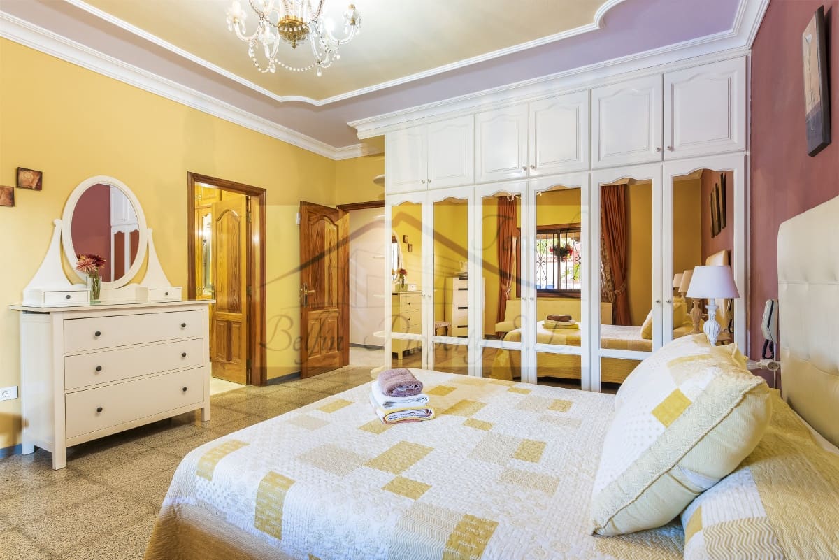 8 makuuhuone Huvila myytävänä paikassa Arona mukana uima-altaan - 1 125 000 € (Ref: 7500171)