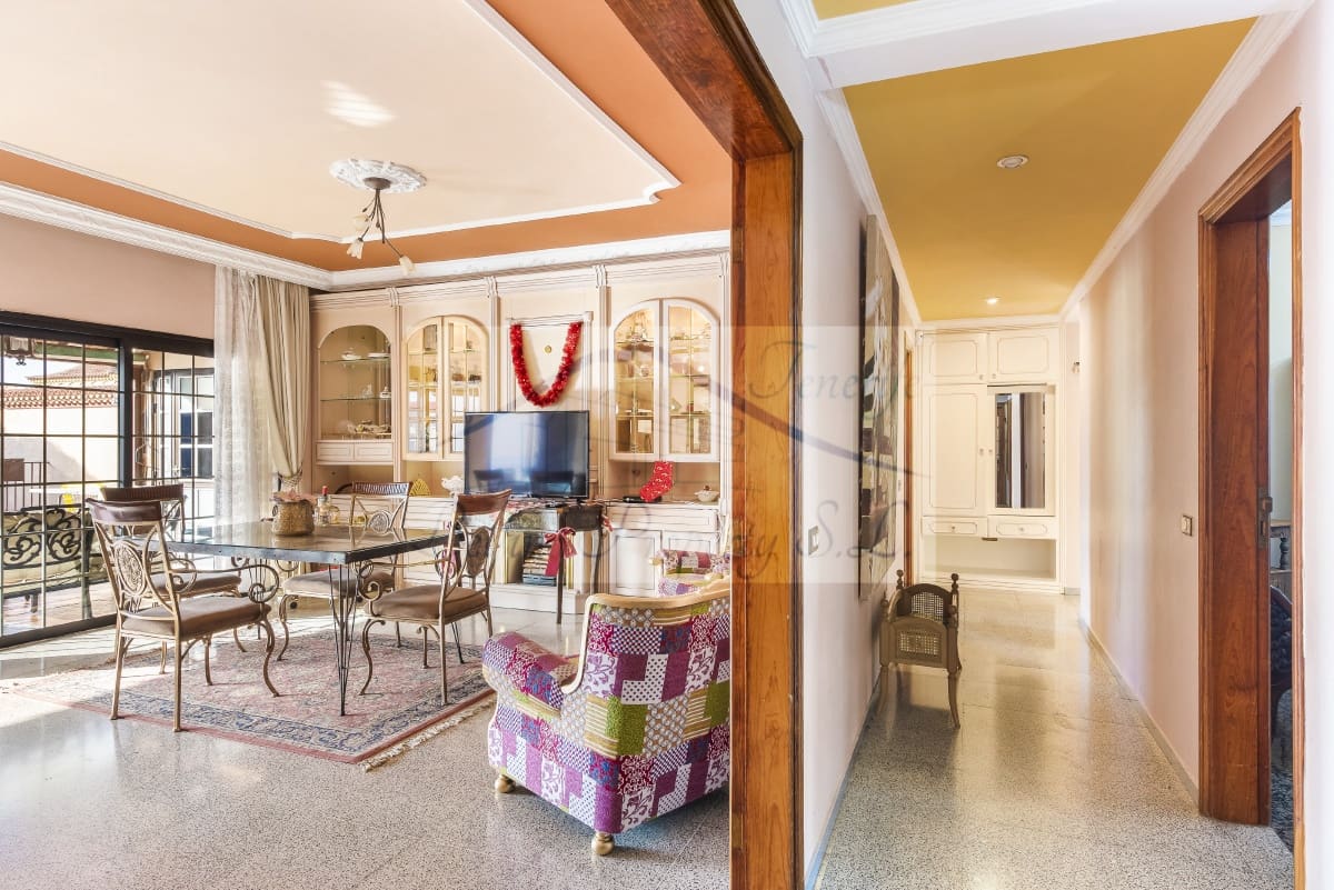 8 makuuhuone Huvila myytävänä paikassa Arona mukana uima-altaan - 1 125 000 € (Ref: 7500171)