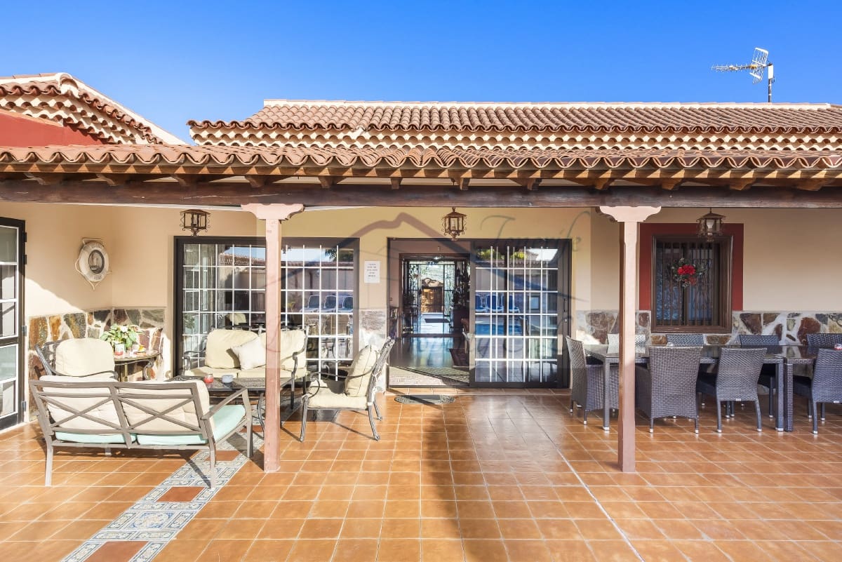 8 makuuhuone Huvila myytävänä paikassa Arona mukana uima-altaan - 1 125 000 € (Ref: 7500171)