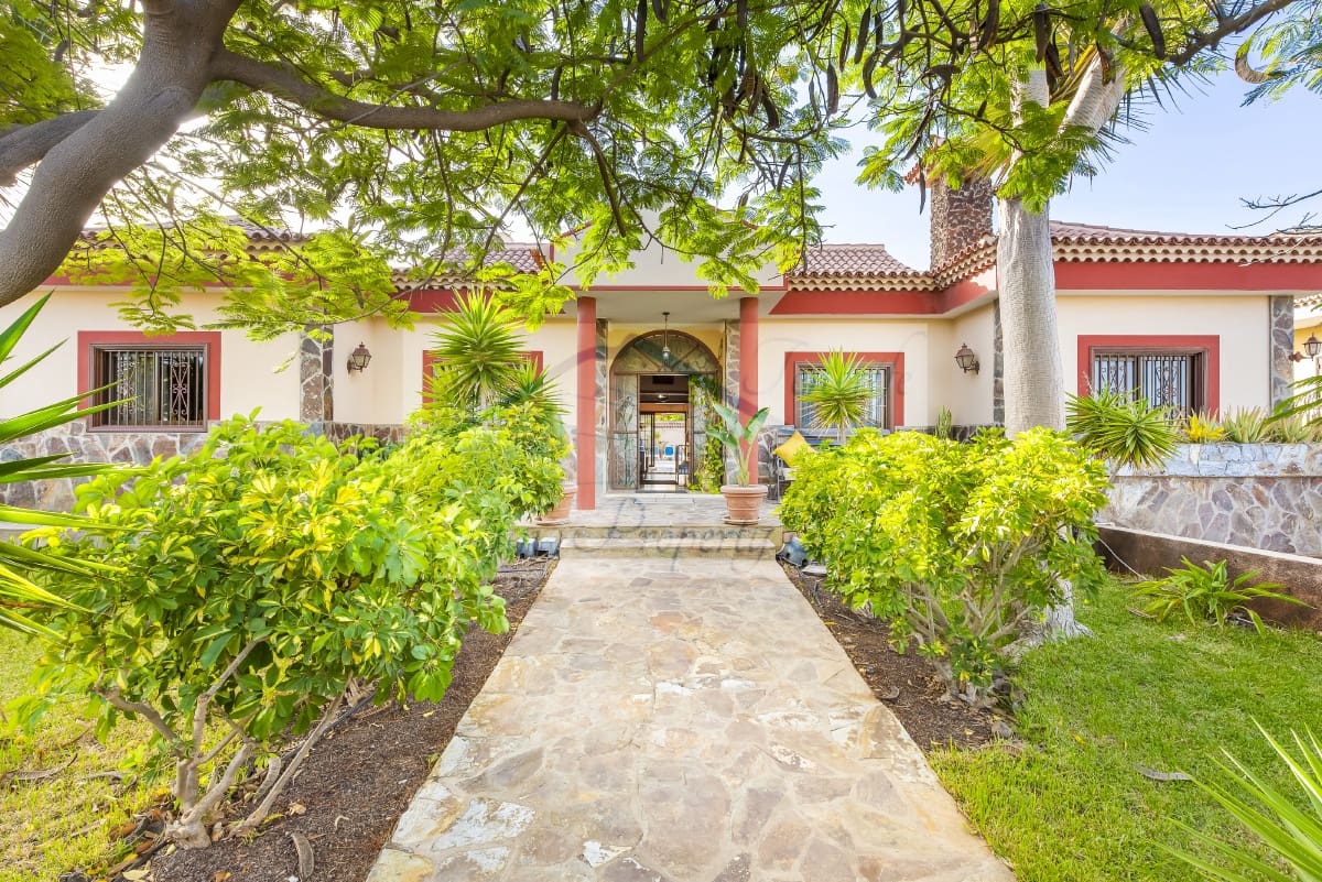 8 makuuhuone Huvila myytävänä paikassa Arona mukana uima-altaan - 1 125 000 € (Ref: 7500171)