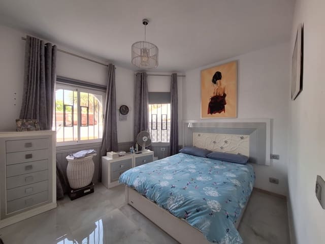 3 bedroom Villa for sale in Granadilla de Abona with pool - € 630,000 (Ref: 10026181)