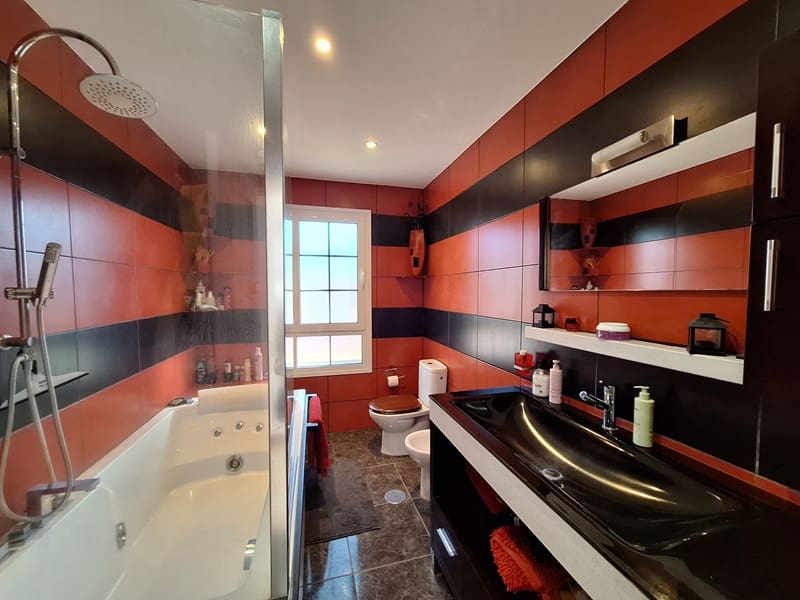 5 bedroom Villa for sale in Valle de San Lorenzo with pool garage - € 675,000 (Ref: 8816580)