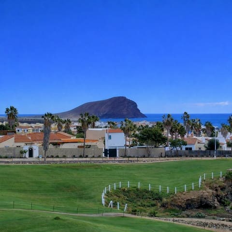 2 slaapkamer Villa te koop in Golf del Sur, San Miguel de Abona met zwembad garage - € 399.995 (Ref: 9539902)