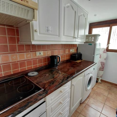 2 slaapkamer Appartement te koop in Golf del Sur, San Miguel de Abona met zwembad - € 259.000 (Ref: 9730830)