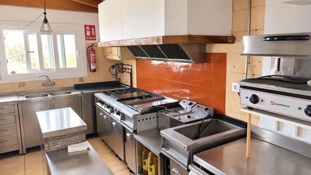 Kaupallinen myytävänä paikassa Monte Pego, Pego mukana 
autotalli - 350 000 € (Ref: 10023281)