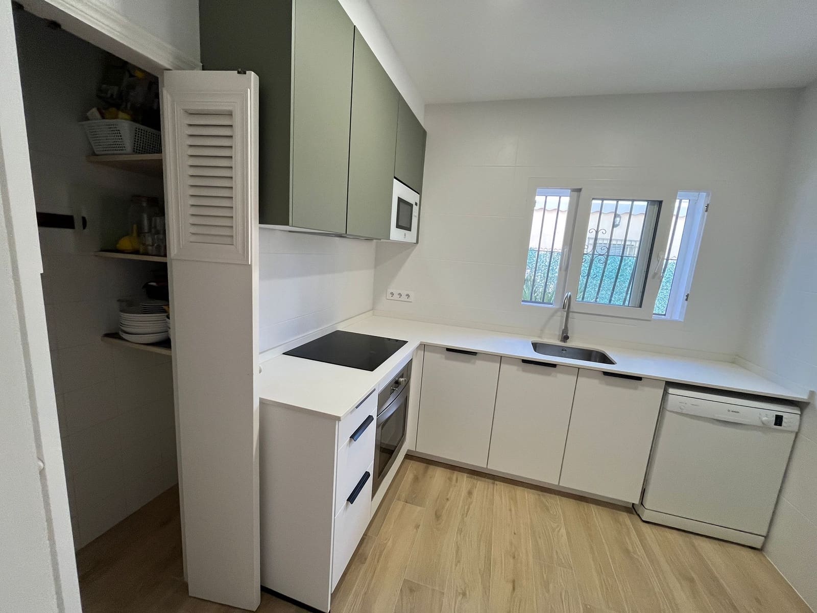 3 bedroom Villa for rent in Oliva with pool garage - € 1,250 (Ref: 9562601)