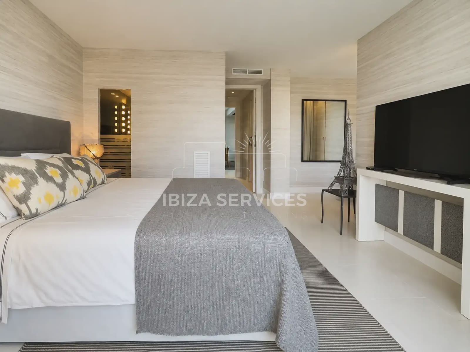 5 bedroom Terraced Villa for sale in Talamanca with pool garage - € 1,995,000 (Ref: 10038575)