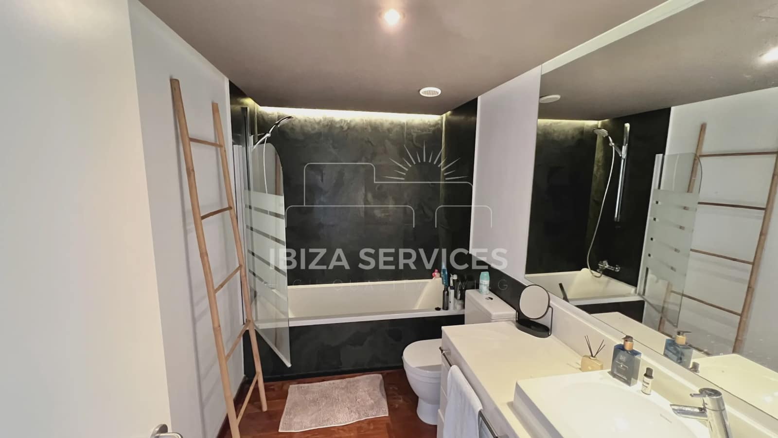 3 slaapkamer Appartement te huur in Talamanca met zwembad garage - € 5.500 (Ref: 8659696)