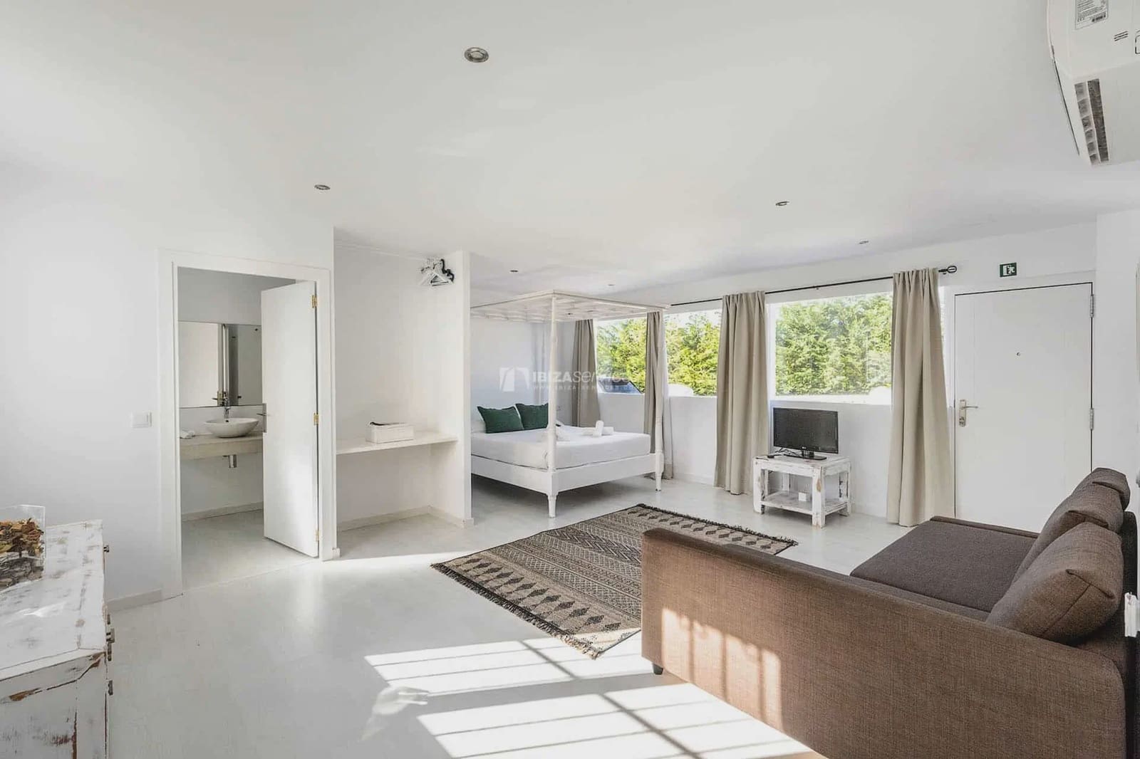 7 sypialnia Willa na kwatery wakacyjne w Santa Eulalia / Santa Eularia z basenem garażem - 6 006 € (Ref: 8659756)