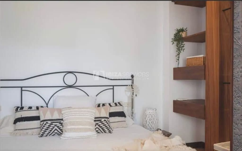   2 soveværelse   ferieVilla i Es Cubells   med   swimmingpool  garage  - € 3.745 (Ref: 8659757)