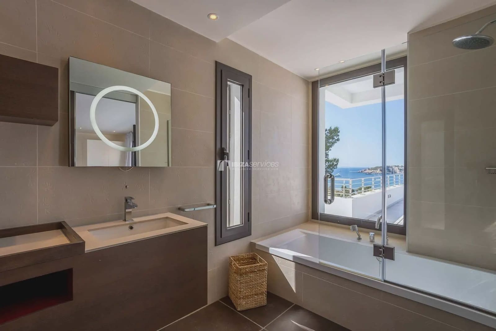 5 sypialnia Willa na kwatery wakacyjne w Talamanca z basenem garażem - 7 980 € (Ref: 8659758)