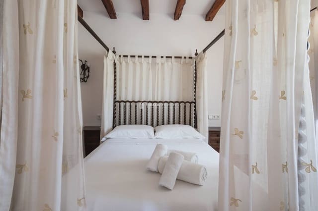 Chalet de 4 habitaciones en Nuestra Señora de Jesus, Santa Eulalia / Santa Eularia en alquiler vacacional con piscina garaje - 1.260 € (Ref: 8659764)