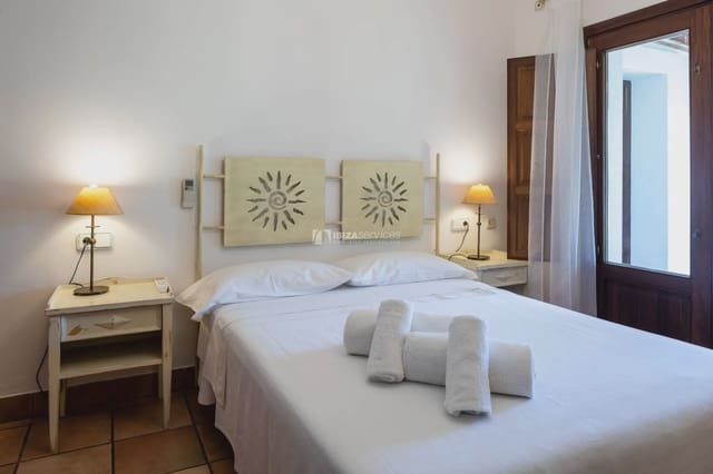 Chalet de 4 habitaciones en Nuestra Señora de Jesus, Santa Eulalia / Santa Eularia en alquiler vacacional con piscina garaje - 1.260 € (Ref: 8659764)