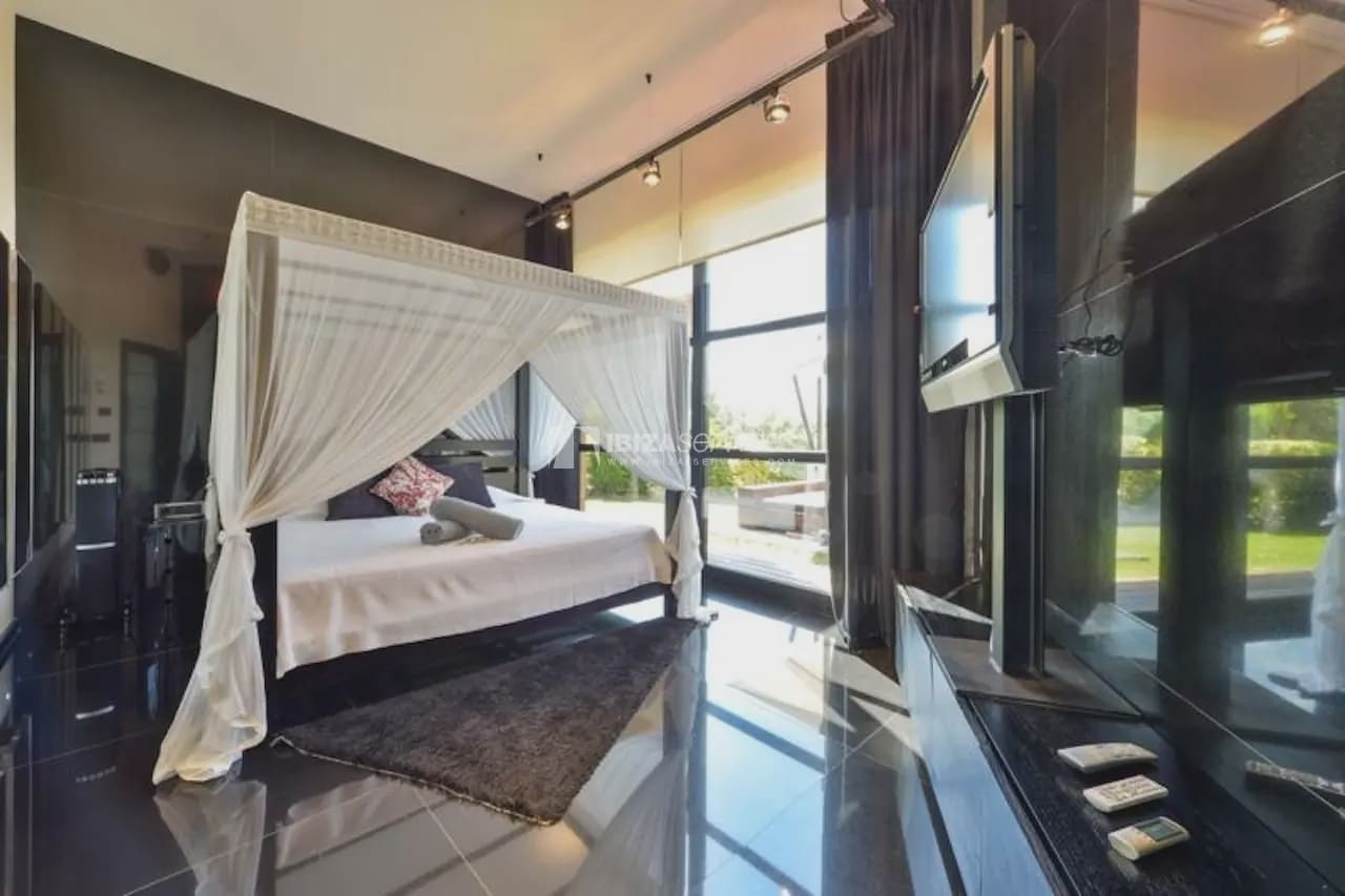 6 bedroom Villa for holiday rental in Can Furnet with pool garage - € 8,995 (Ref: 8659767)