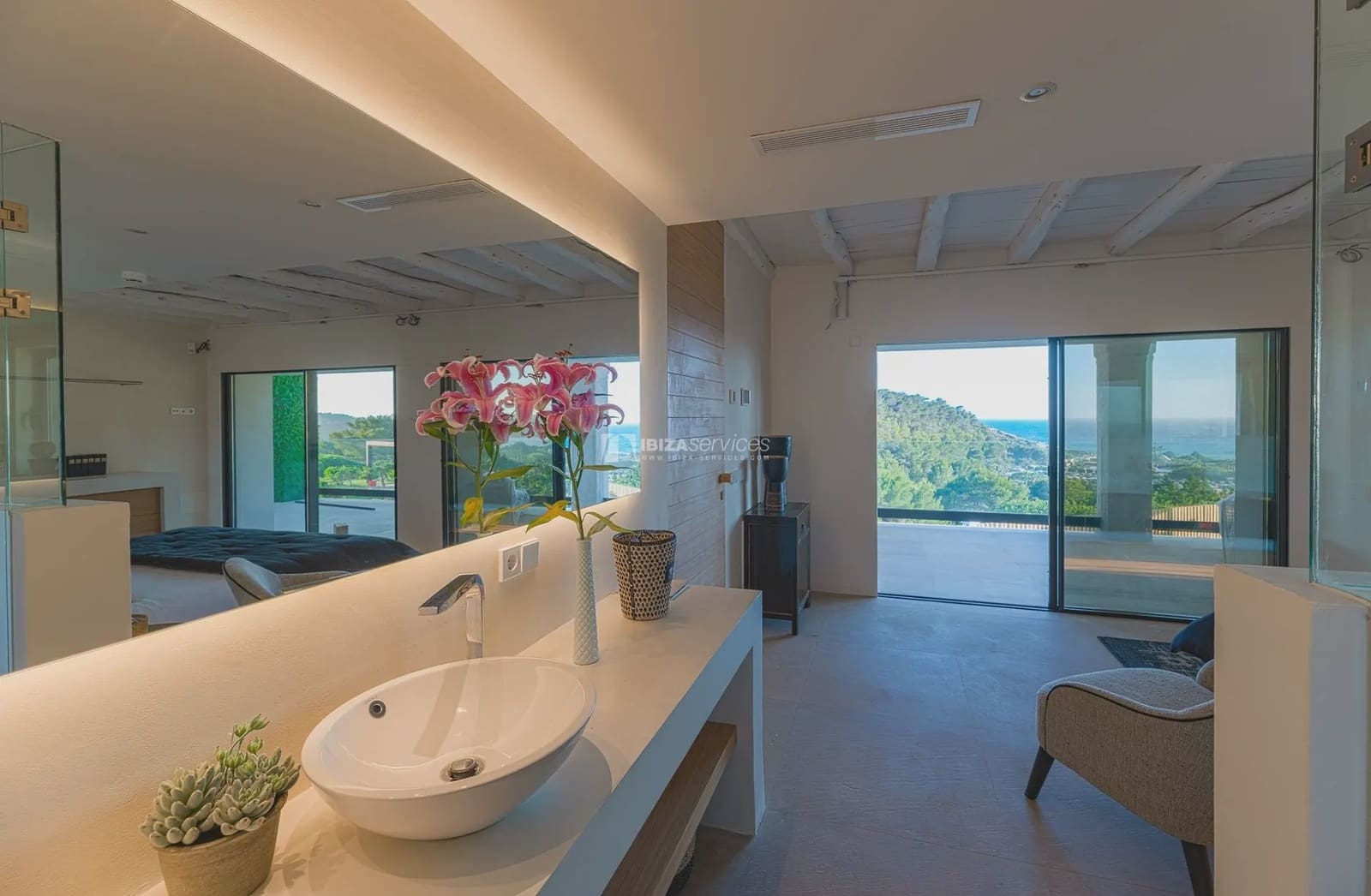 5 slaapkamer Villa voor vakantieverhuur in Cala Jondal met zwembad garage - € 15.995 (Ref: 8659803)