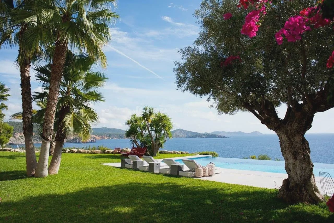 6 quarto Moradia para arrendamento para férias em Es Cubells com piscina Garagem - 19 950 € (Ref: 8659807)