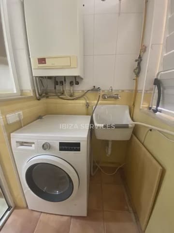 2 soveværelse Lejlighed til salg i Playa d'en Bossa, San Jose / Sant Josep de Sa Talaia med swimmingpool - € 490.000 (Ref: 8659837)